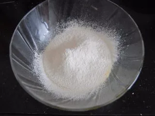 巧克力淋面蛋糕,把低筋粉过筛入蛋液内