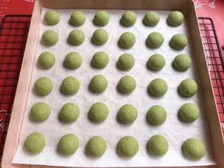 法式抹茶莎布雷酥球,出炉。