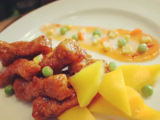 私房糖醋里脊,摆盘，切点彩椒，放点蔬菜粒