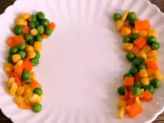 用中式调味品，做出西餐的感觉——豆豉酱烧鸡胸肉,三丁焯水后，摆盘备用