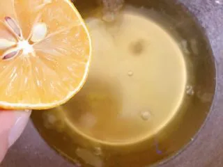 奶油奶酪戚风,现在我们打发蛋白,在里面挤点柠檬汁