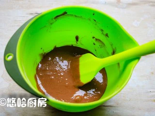 数字生日蛋糕,筛入金龙鱼糕点用小麦粉至蛋黄液中,用蛋抽或刮刀上下翻拌均匀,待用。