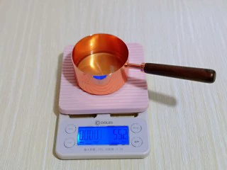 零失败~奶油泡芙 外酥内软吃出幸福甜蜜,将玉米油及其它食材全部称重。