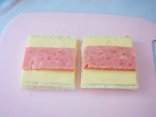 鸡蛋芝士爆浆吐司,放入火腿