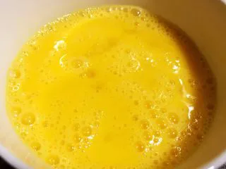 番茄鸡蛋拌意面,鸡蛋打入碗中打散打匀
