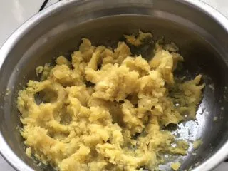 红薯曲奇饼干,红薯去皮切片,蒸熟后压成泥。