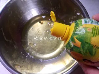 网红的肉松小贝,蛋清中滴入柠檬汁