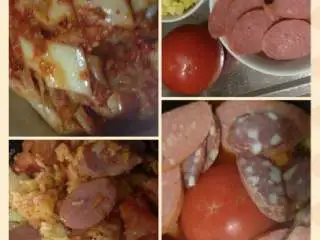 黑暗料理之整个番茄饭集锦,加入朝鲜辣白菜的整个番茄饭，盐少放，因为辣白菜比较重口味。配菜是玉米粒和大香肠。