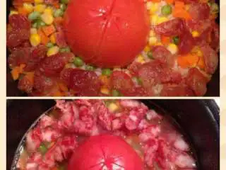 黑暗料理之整个番茄饭集锦,所有的操作步骤相同，淘米，加水，米中间挖坑放去皮的整个番茄1个，加入香肠和蔬菜等，盐的量比炒菜量多一些。调味汁（盐糖酱油）同时加入。焖饭的水比平时少些，因为番茄和蔬菜会出汤的。