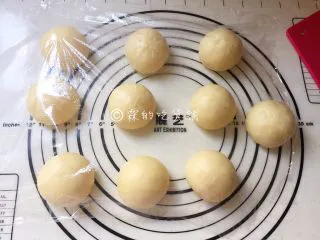 奶香咖啡面包,平均分成10份，分别揉圆后，盖上保鲜膜，进行15分钟的醒发