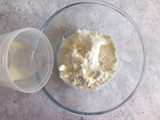 网红咸蛋黄饼干,倒入玉米油