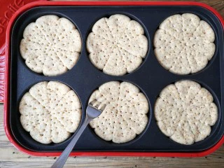 至尊牛肉小披萨,六孔锅稍微预热一下,放入饼坯,用叉子插上排气孔。