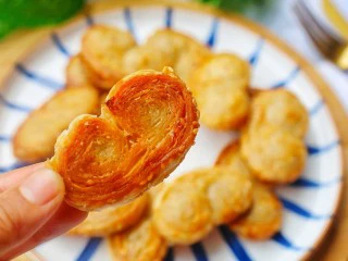 手抓饼蝴蝶酥,一层一层叠着,非常酥脆。趁热入口,奶香就在嘴里散开,而且甜度很低,不会齁甜,吃完后舔舔手指头都是超级满足…如果喜甜的话,还可以搭配炼乳蘸着吃,奶香十足更美味!