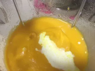 奶油胡萝卜汤,加入淡奶油。