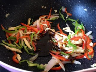 西餐之黑椒鸡丝意大利面,我放了3勺左右，喜欢辣，不能吃辣的可以少放点