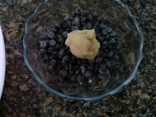 巧克力豆曲奇,小朋友直接把面团放进巧克力豆的碗内,沾满巧克力豆.真是个巧克力迷!