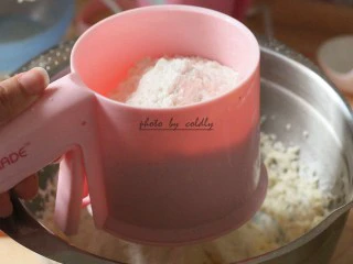 kitty奶酪饼干,混合均匀后,把面粉和盐混合,过筛进打蛋盆里