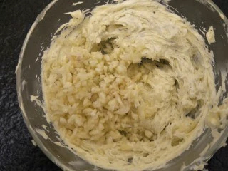 蒜香香肠热狗面包,最后加入25克切碎的蒜蓉。