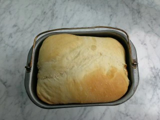 没有鸡蛋的面包,放入面包机桶，继续完成面包机程序，烤好立即取出来