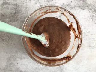 巧克力纸杯蛋糕,上下翻拌均匀