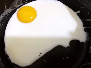 醇厚浓郁的巧克力慕斯蛋糕,奶锅里加入牛奶和蛋黄搅拌均匀