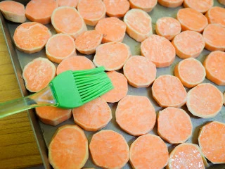 9个月以上辅食健康零食烤番薯片,在番薯表面再刷一层油