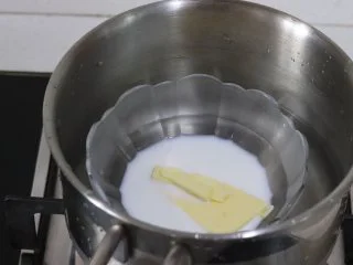 瑞士蛋糕卷之雪融蛋糕,做圣诞应景美食,牛奶和黄油,隔温水融化,待用。