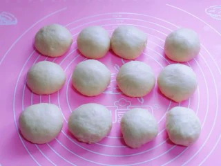 花式椰蓉面包,发酵好的面团分割等份的小面团,盖上保鲜膜,松弛15分钟!