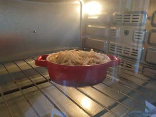 奶香南瓜鸡肉焗饭,放入烤箱，约10分钟。