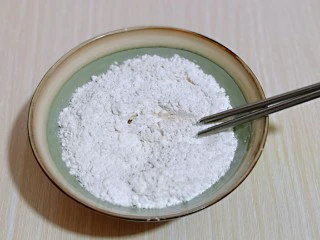 披萨新吃法~奥尔良鸡丁披萨,加入酵母粉搅拌均匀。