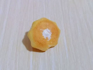 零失败~奶油泡芙 外酥内软吃出幸福甜蜜,这时泡芙也凉了,用筷子捅个小洞洞,再将裱花嘴插入洞洞里,挤入奶油即可。