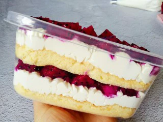 火龙果盒子蛋糕,再一层奶油，撒一层水果