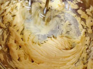 迷迭香玛芬蛋糕（制作耗时最短）,用电动打蛋器打发黄油。