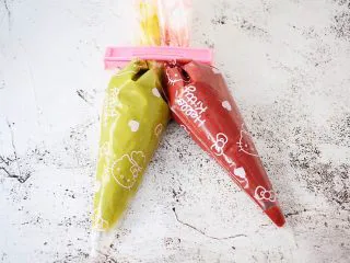 双色玛德琳蛋糕,装入裱花袋中，放入冰箱冷藏一小时