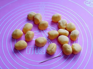 香酥仿真南瓜小饼干,醒好呢面团分成等份的小面团。(每个面团约12g,可以根据个人喜欢选择大小)