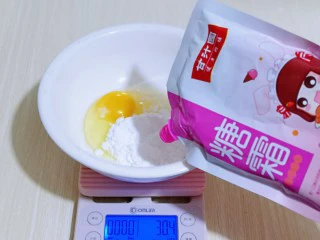 新手入门级～蓝莓椰蓉马芬蛋糕,将鸡蛋打入大口器具中，再加入糖霜，用手动打蛋器打至均匀。(一定要用糖霜或糖粉，细腻，瞬间秒化)