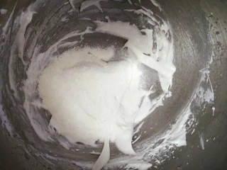 马卡龙~卡仕达酱内陷,打发好的蛋白里加入杏仁粉要分三次加入,J字型搅拌至无干粉,'