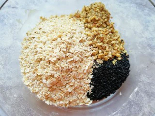 麦片芝麻核桃酥,加入燕麦片、黑芝麻和核桃仁。