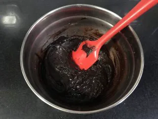 裂纹巧克力软饼干,拌匀,放冰箱冷冻一个小时。