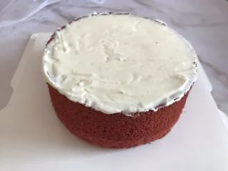 圣诞款红丝绒蛋糕,先均匀的涂抹在蛋糕表面