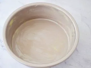 酸奶蛋糕(黄油版), 模具涂抹上软化的黄油备用