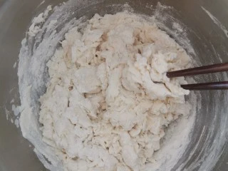 迪士尼挤挤小馒头,用筷子搅拌成面絮