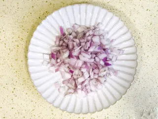 黑椒牛肉披萨,搅拌均匀，静置片刻，腌制入味