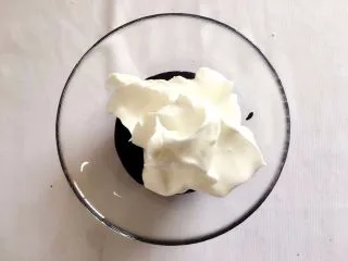 【无烤箱版】黑米蛋糕,分3\ 1蛋白到黑米糊里 用翻拌或是切拌的方式拌均匀 直到看不见白霜 TIPS3:是翻版或切拌的方式 不可用花圈的方式,否则就会严重消泡