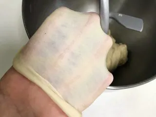 牛奶炼乳蔓越莓软欧,继续揉至可以拉出薄而有韧性的膜,完全扩展阶段。