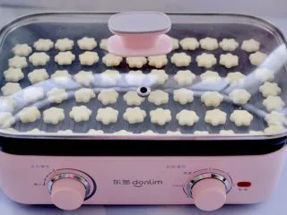 奶香小花朵馒头,盖上锅盖开始发酵。