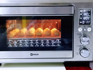 零失败~奶油泡芙 外酥内软吃出幸福甜蜜,烤箱上管200°,下管190°烤8-10分钟,注意观察表面定型即可。待泡芙表面定型后,将烤箱温度立即调低,上下管180°再烤12-15分钟。(具体时间及温度,根据自家烤箱性能另定) 1