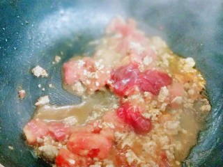 番茄肉酱意大利面＋虾仁＋烤肠,加入番茄酱。