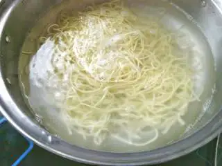 月半弯炒(拌)面,沸水下面,因为面还会后续翻炒,所以下锅后近十秒即可关火;若是拌面,可多停留两秒钟;若是有老人小孩,建议根据口味喜好适当调整时间。