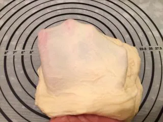 危险与美味并存一一德国碱水包,检查面团，只需揉至扩展阶段即可。